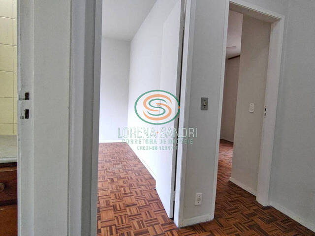 Corredor para 2 quartos e banheiro